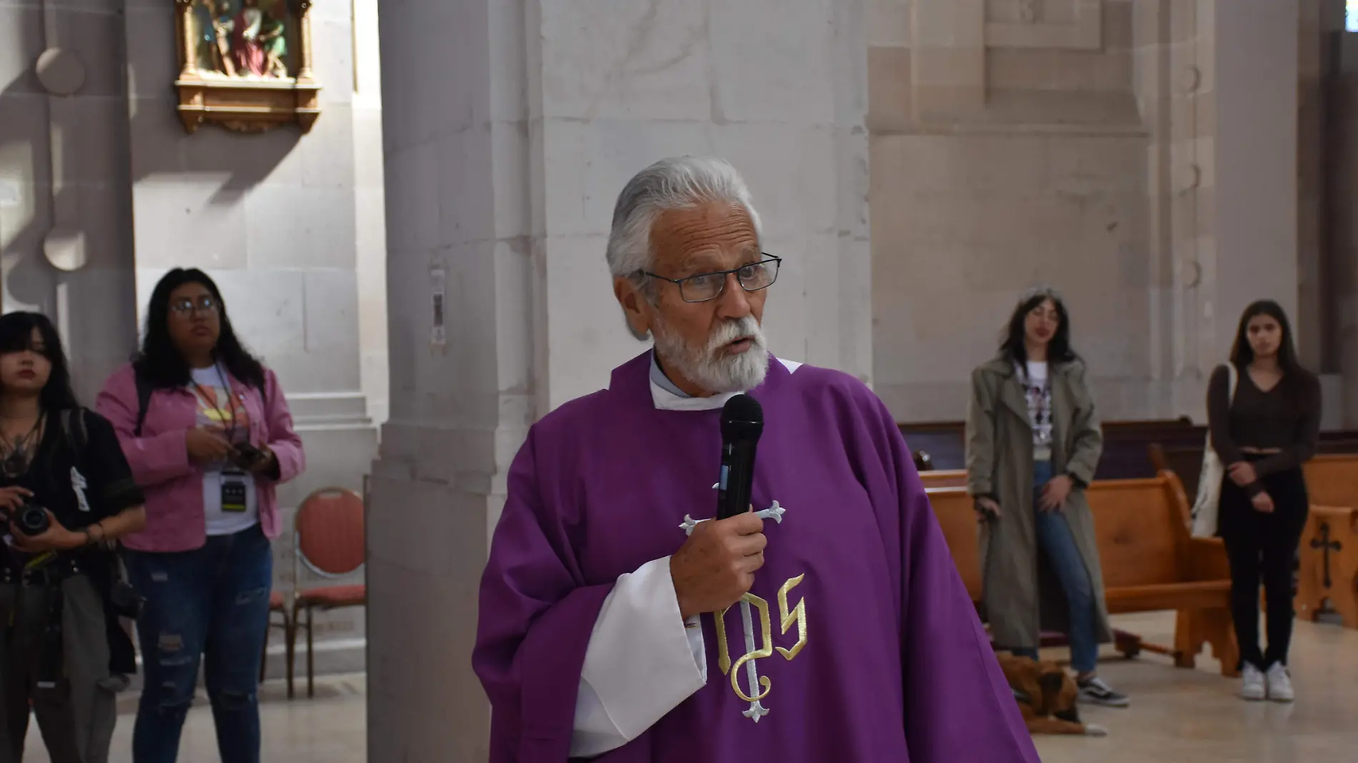 Javier Avila, padre jesuita-ah